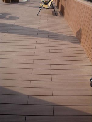 Ποσοστό απορρόφησης νερού 2,5% Προσαρμοσμένη συνθετική WPC επιφάνεια για μηχανικά δάπεδα