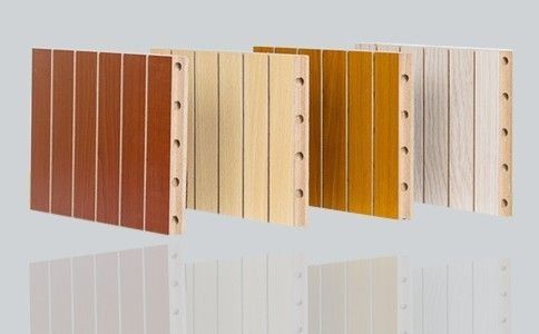 Ακουστική απορρόφηση ξύλινη ταβέρνα οροφής και πάνελ με τετραγωνικά ακουστικά πάνελ